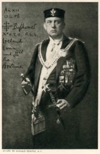 »World Teacher«: Aleister Crowley as »Baphomet«, the 10° of the OTO in 1919. The text reads as follows: An XII, ☉ in ♑ Baphomet X° O.T.O. R.S.S. Ireland Iona and All the Britains.
