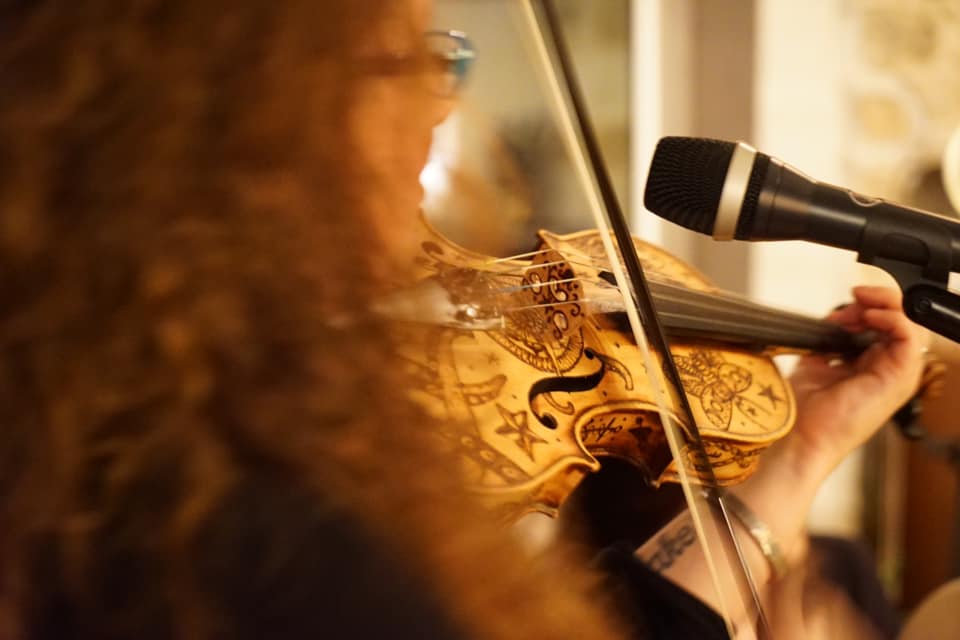 Anna Dowling playing the pyrographed violin